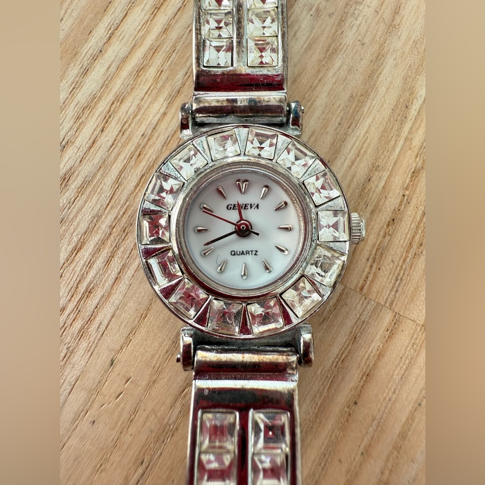 Geneva ladies silver tone crystal accented watch NEW BATTERY